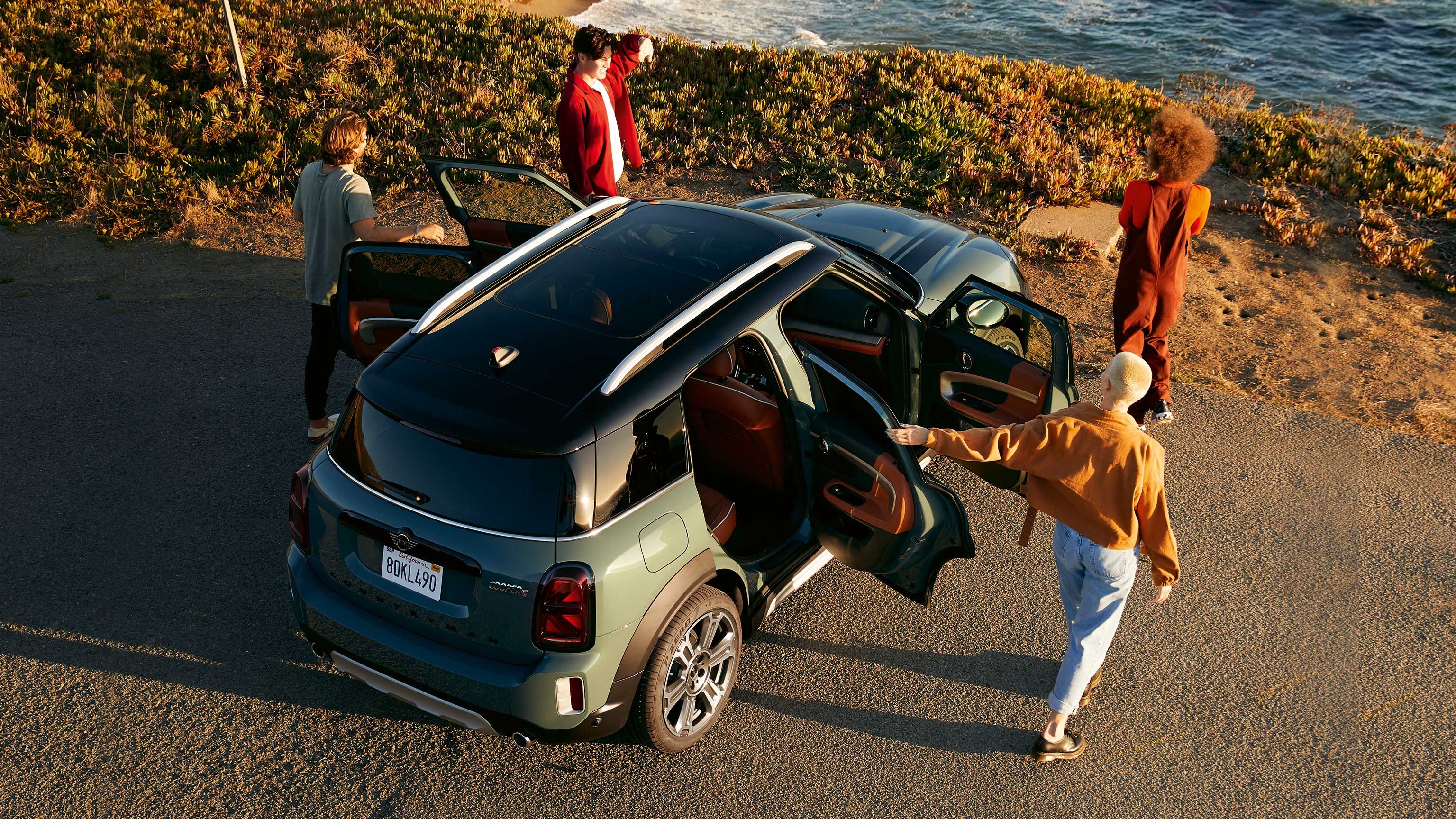 Новый MINI Countryman – зеленый и черный – вид спереди Новый MINI Countryman – зеленый и черный – вид спереди
